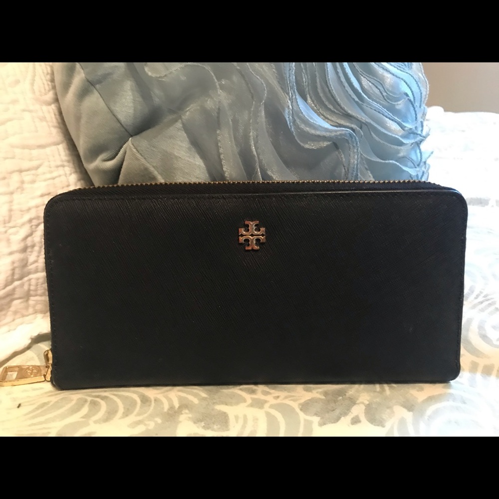 Tory Burch Black Zip Wallet.